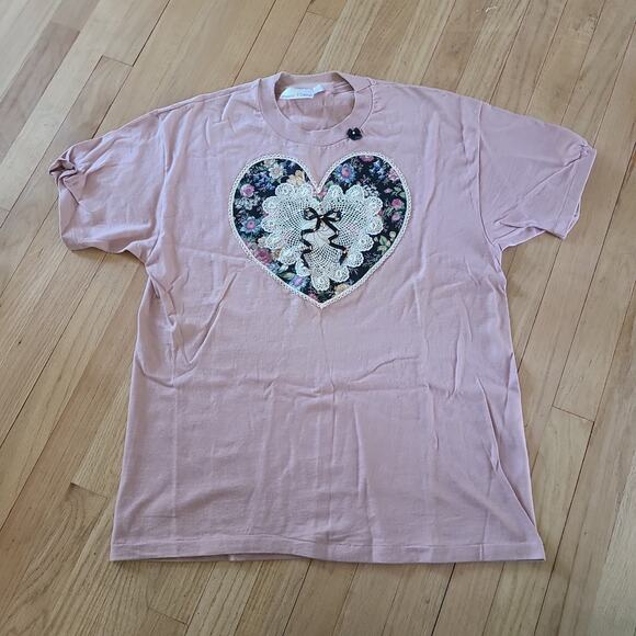 Large Pink T-Shirt Heart Embroidery and Bows Floweral Design Vintage Fabric - Picture 1 of 7